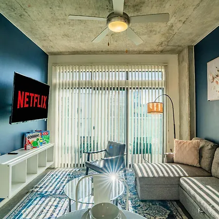Plush 2Bd - Cdt - Gym, Pool, Parking - Sleep 8